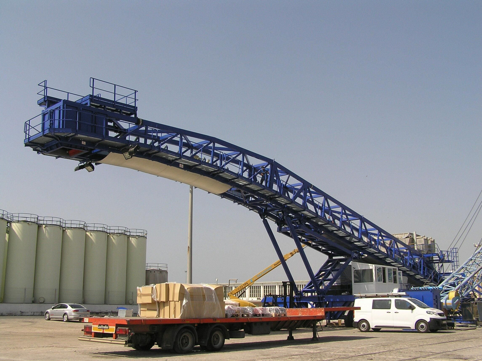 Construcción en el puerto de la cinta transportadora ecológica de graneles de Servimad Global.