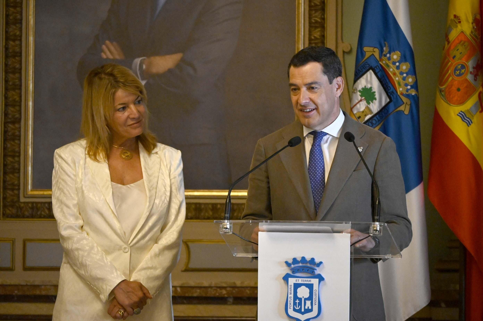 Visita de Juanma Moreno al Ayuntamiento de Huelva, en Imágenes