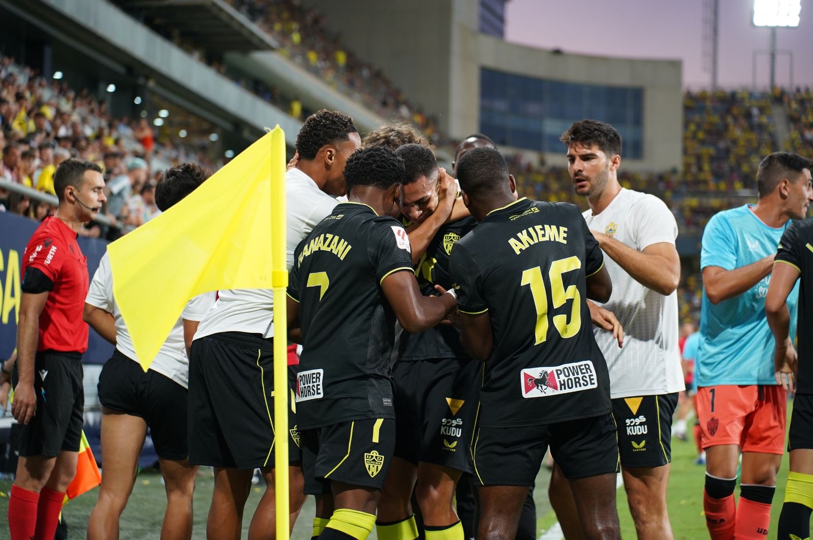 Los jugadores del conjunto almeriense celebran el gol de Kaiky que les permitió llevarse un punto en Cádiz.