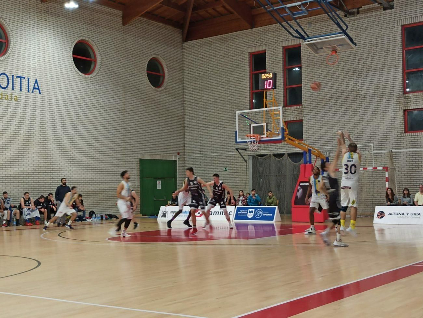 Miki Ortega lanza a canasta en Azkoitia.