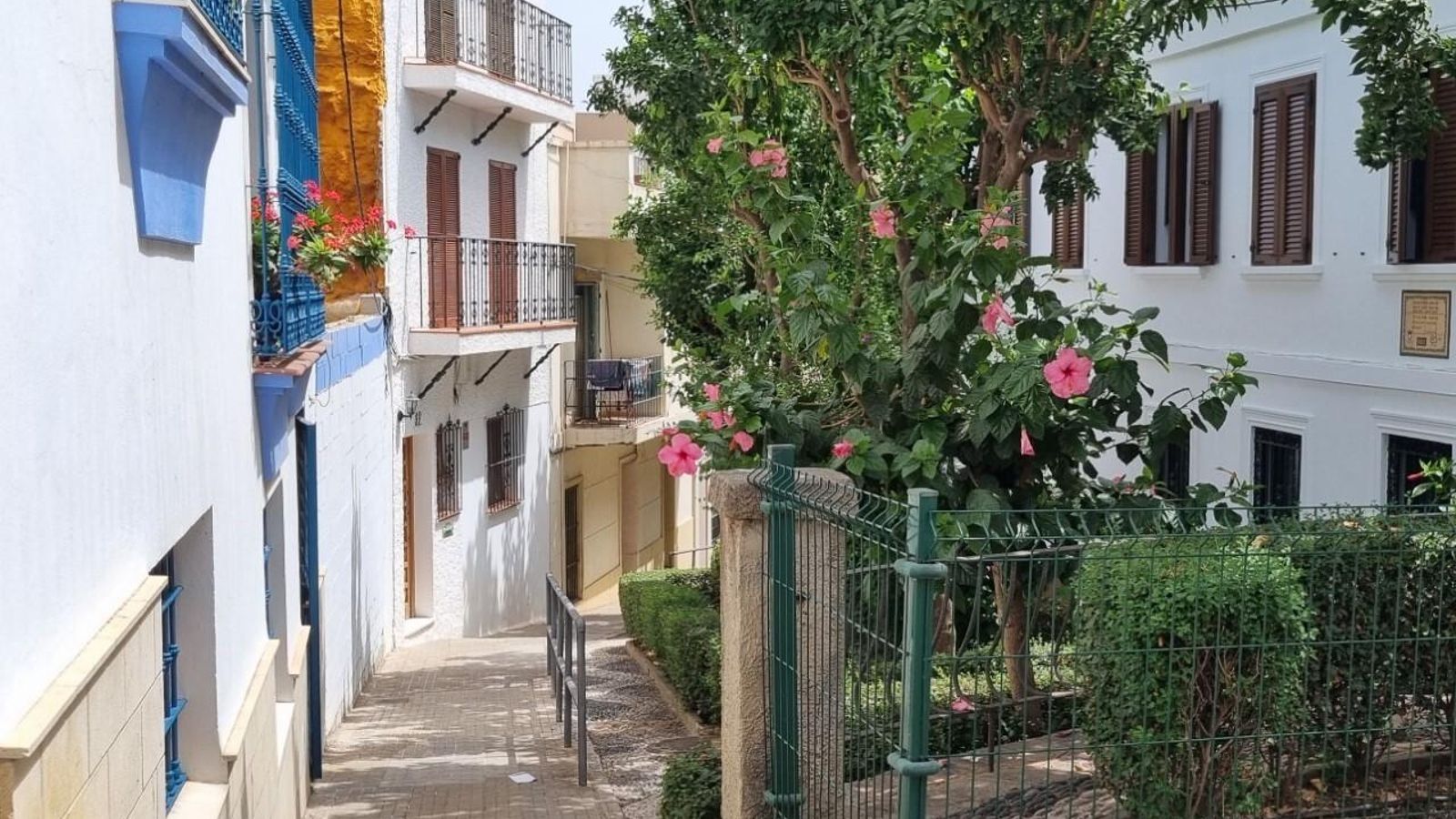 El Viceconsulado en agosto de 2022. La fotografía está tomada justo donde la calle Ruiz Tagle se cruza con la calle José Roman. Desocupado tras la rendición de Italia, entre 1954 y 1976 se convirtió en la sede de Radio Algeciras. Hoy acoge la clínica dental GM.