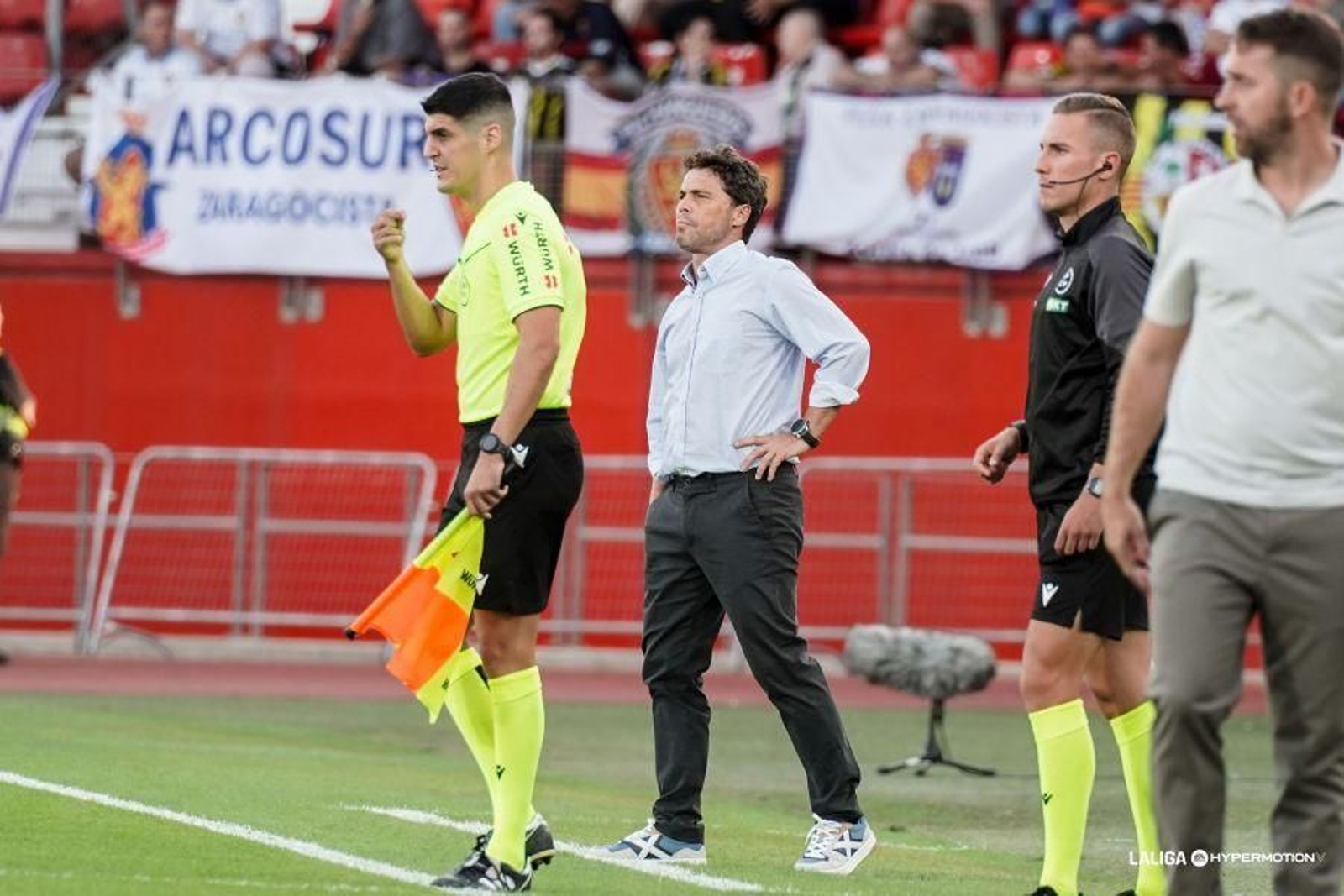 El técnico catalán sigue de cerca a su equipo en esta novena jornada.