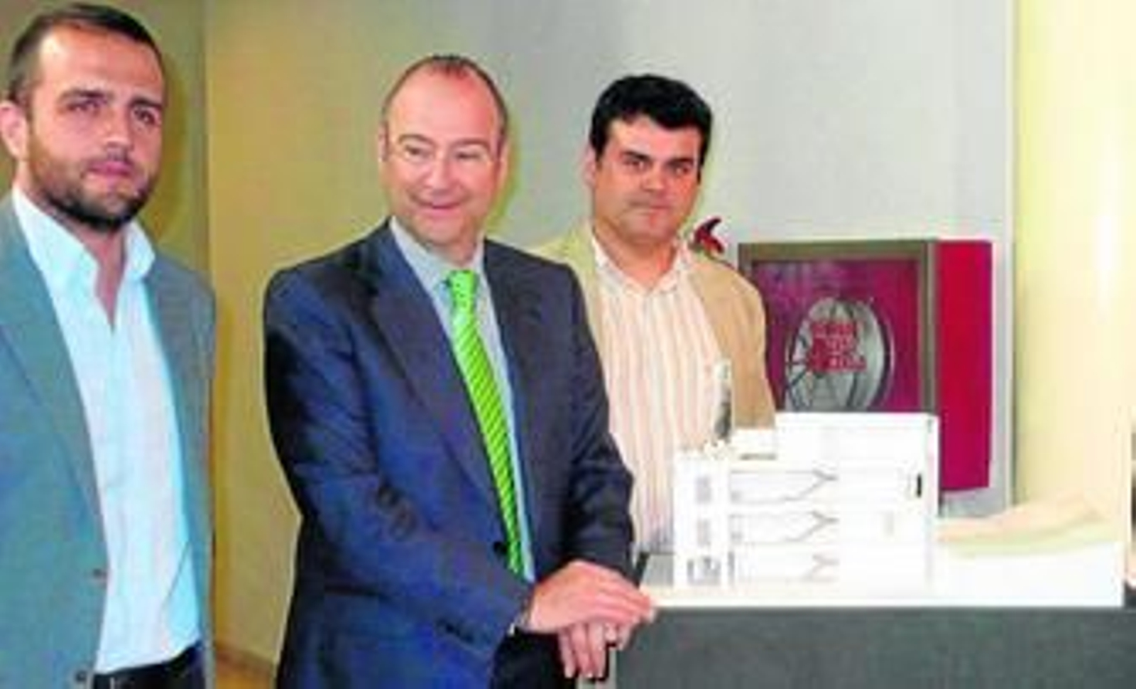 El alcalde junto a la maqueta del nuevo Centro de Interpretación Patrimonial.