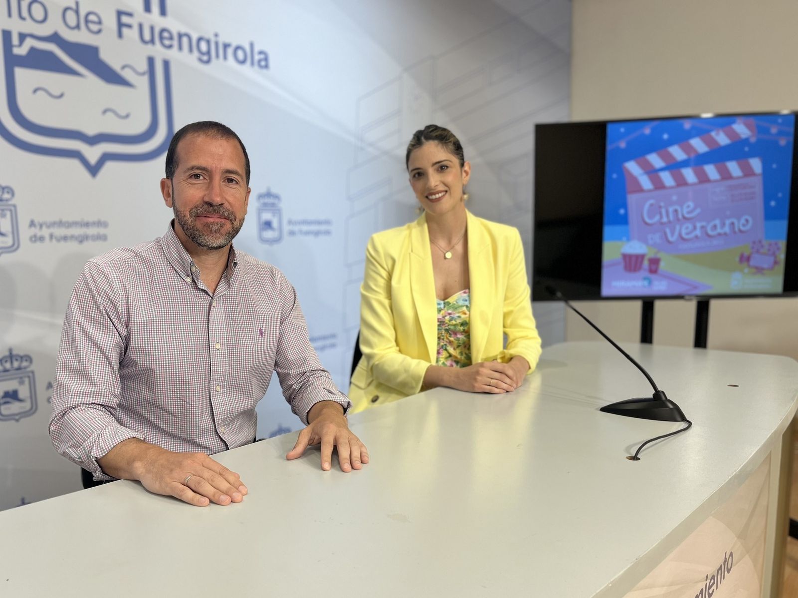 El edil Javier Hidalgo y la responsable de marketing del centro comercial Miramar, Sandra Iglesias.