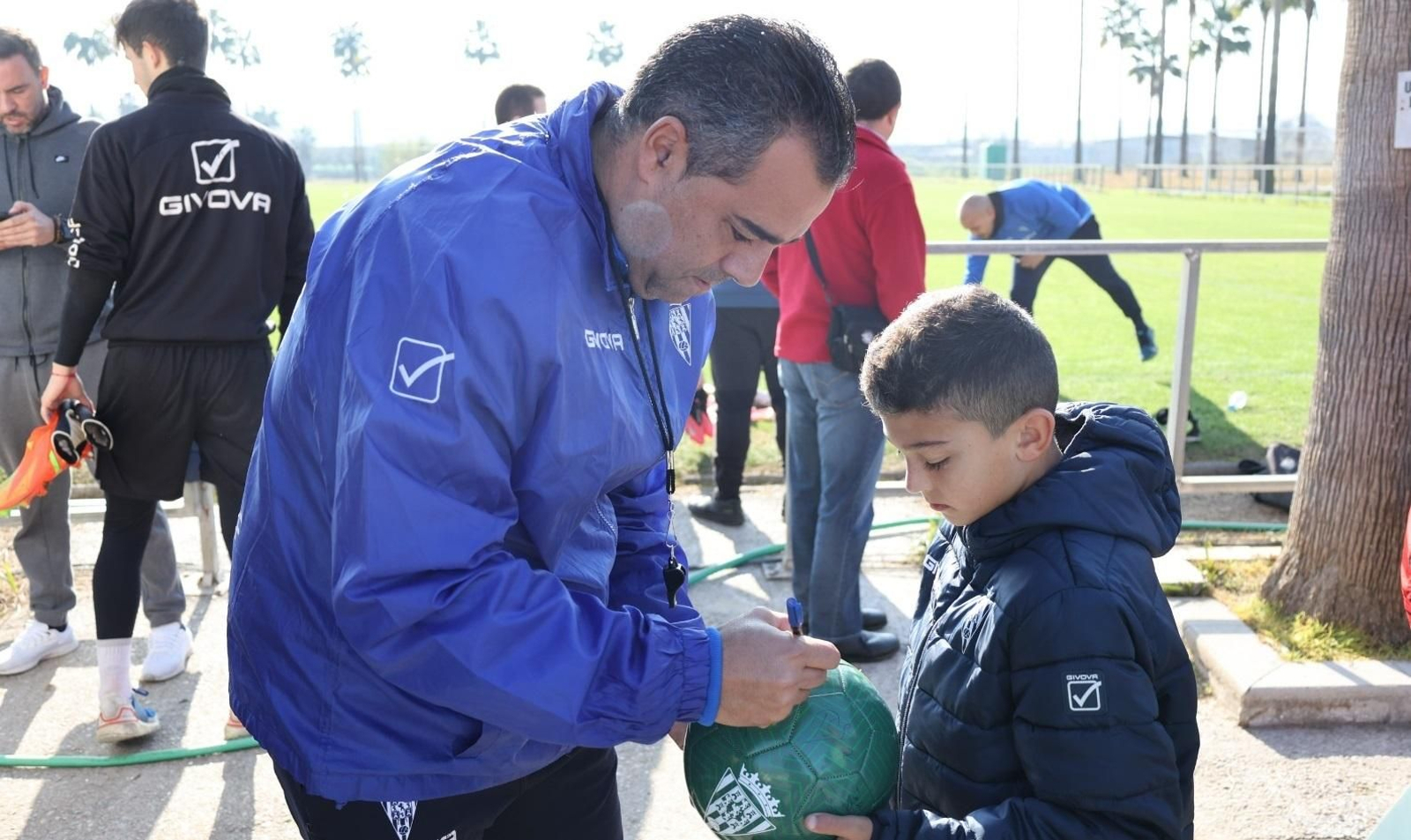 Germán Crespo firma un balón a un joven seguidor cordobesista.