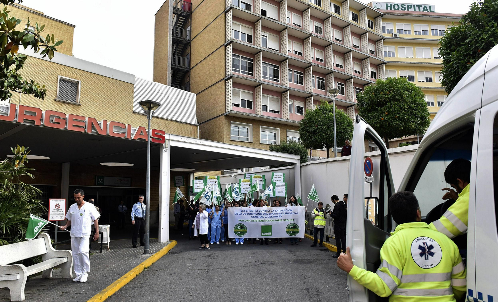 Protesta del Satse en las Urgencias del Hospital Virgen del Rocío, donde el sindicato ha denunciado durante años de las deficiencias, en imagen de archivo.