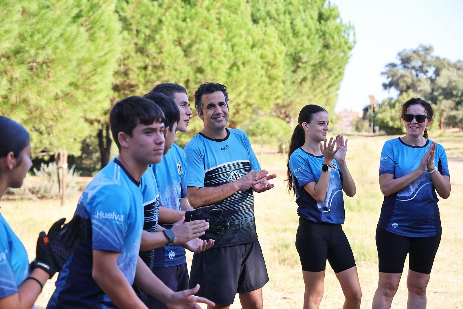 Imágenes de un entrenamiento de marcha nórdica del CD Multideportes