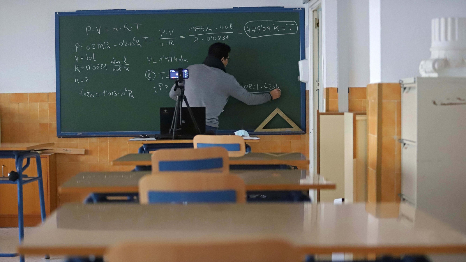 Un maestro de La Línea da clases a través de internet.