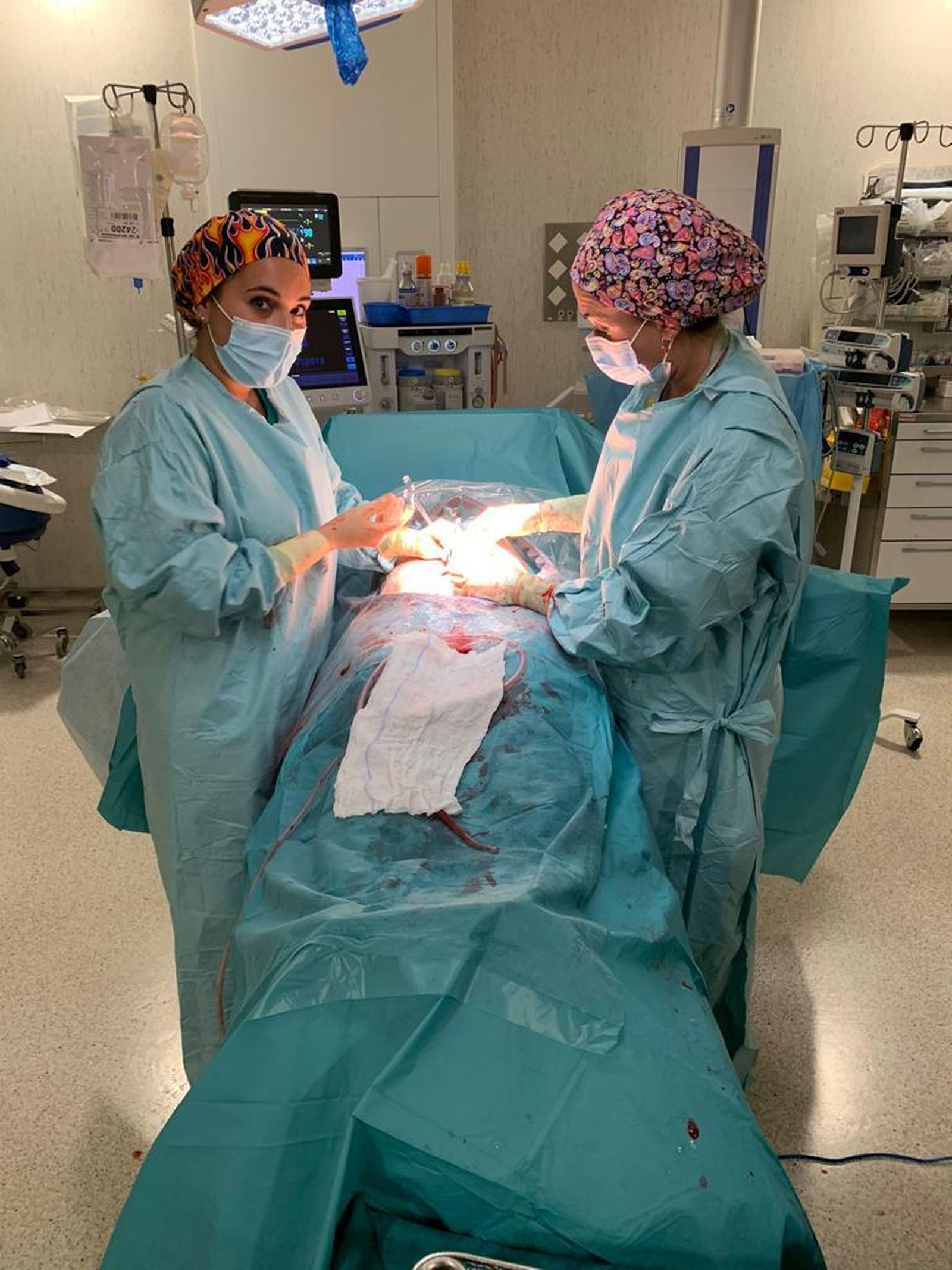 Laura Sebastián, interna residente de  Obstetricia y Ginecologia, realizan una operación junto a una compañera