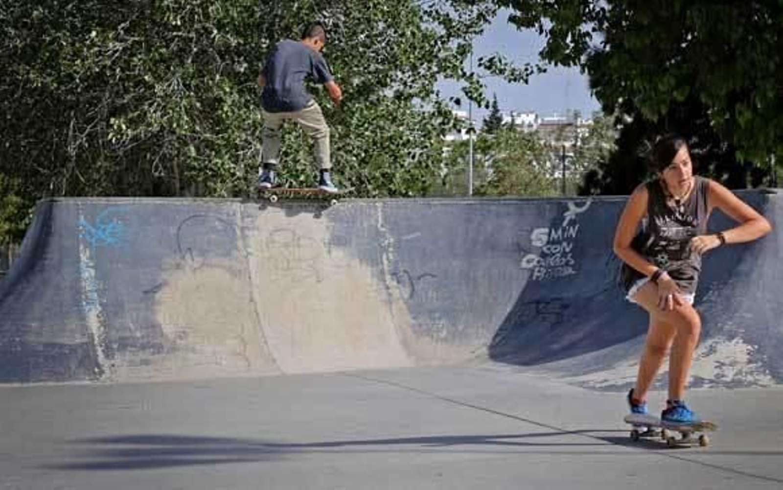 Dos jóvenes patinando ayer en el Skate Park de Chapín. /Miguel Ángel González