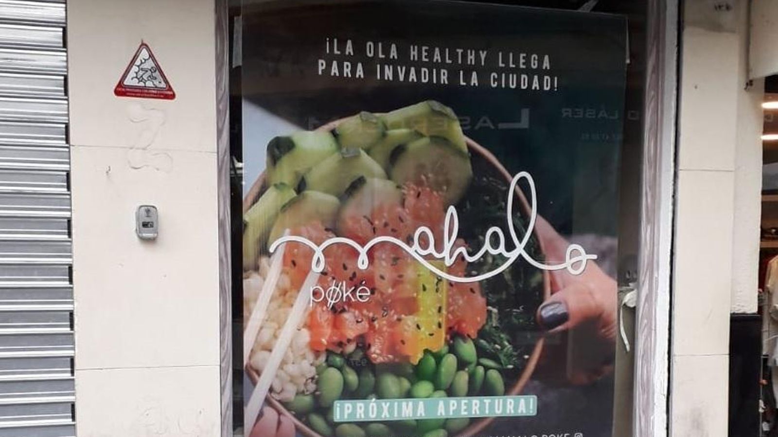 Cartel de próxima apertura en Córdoba.