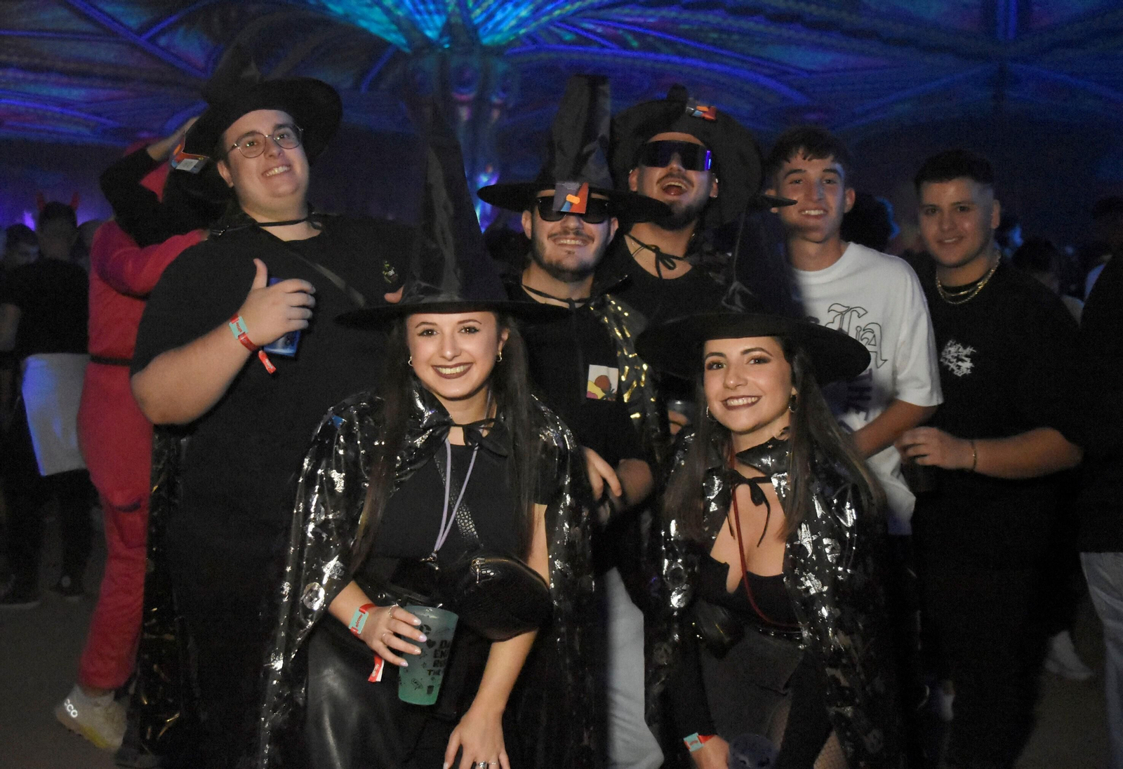 El festival Elrow reúne en Córdoba a miles de personas, en imágenes