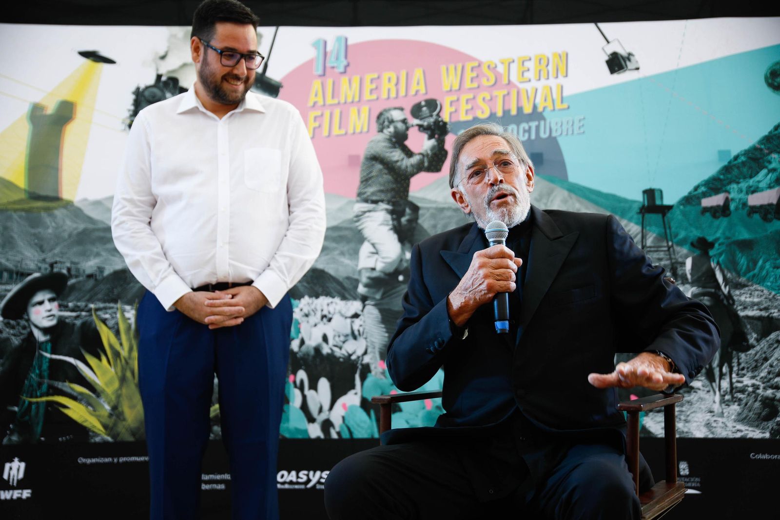 Descubrimiento de la silla del actor Fabio Testi en el Paseo de la Fama de Tabernas, en imágenes