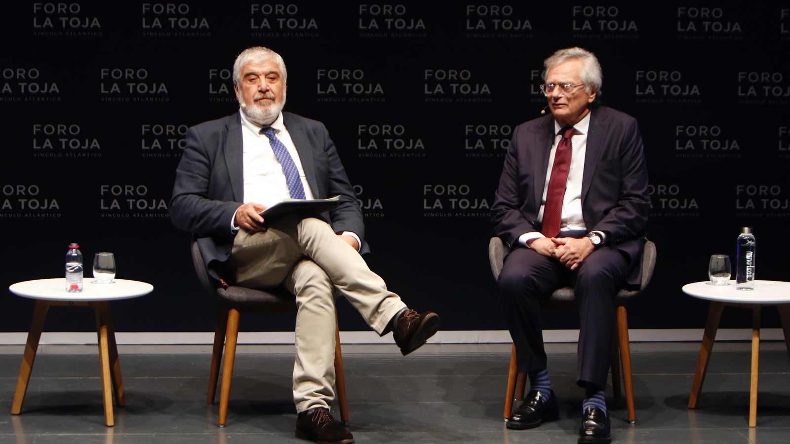 José Juan Ruíz, presidente del Real Instituto ElCano y el escritor y analista político Moisés Naim.