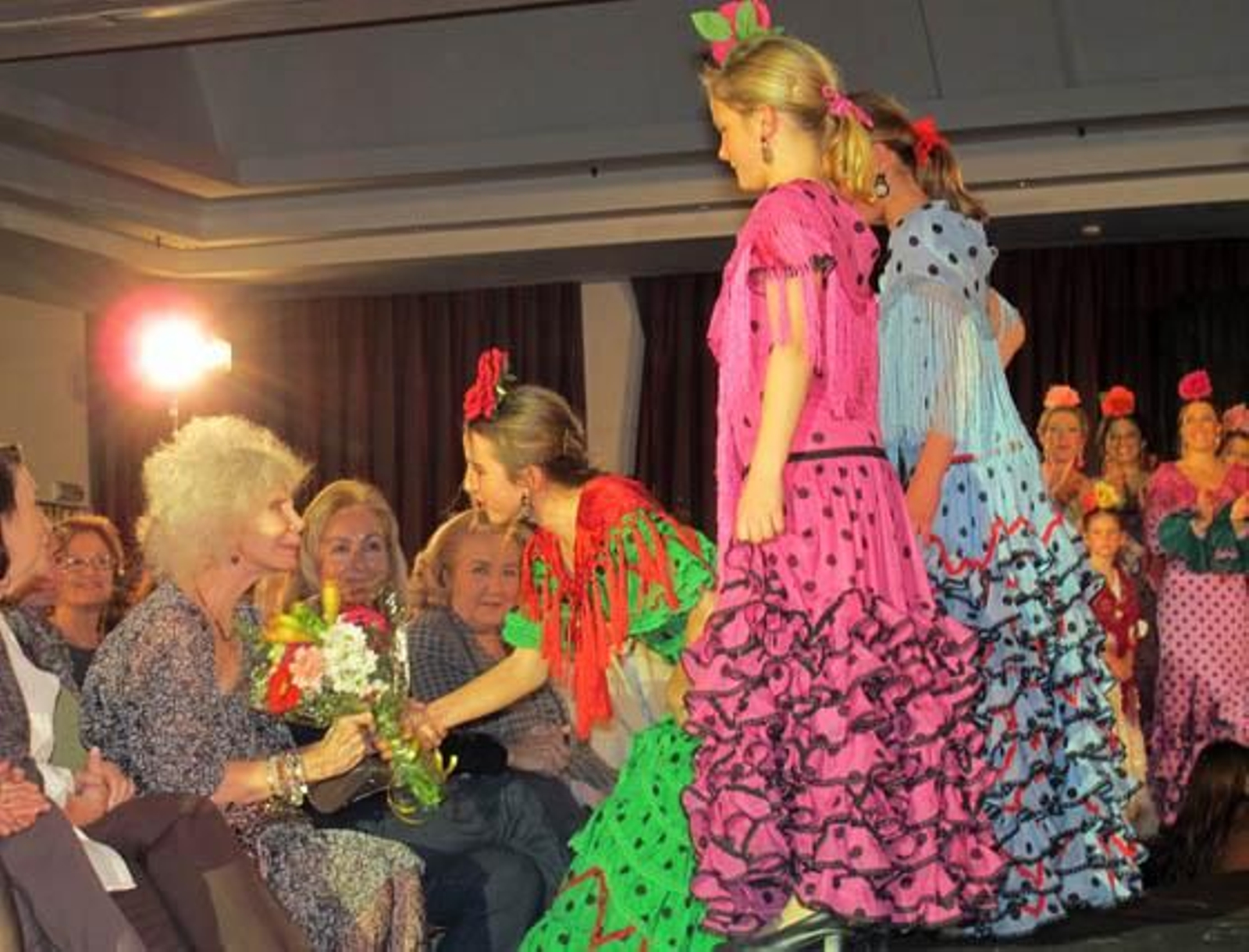 La duquesa recibió de un ramo de flores por su participación como madrina del acto.

Foto: Victoria Ramírez