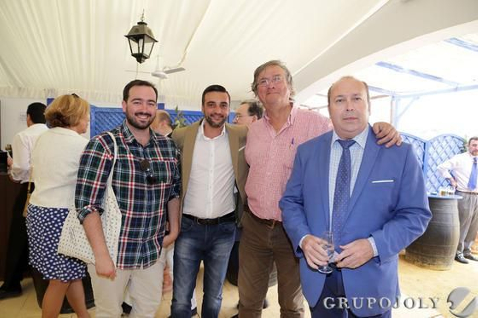 Juan Pedro Lobato, el teniente de alcaldesa José Antonio Díaz, Manuel Moure y el director comercial de Diario de Jerez, Benjamín Sánchez Quirós, ayer en la caseta de este medio.

Foto: Vanesa Lobo