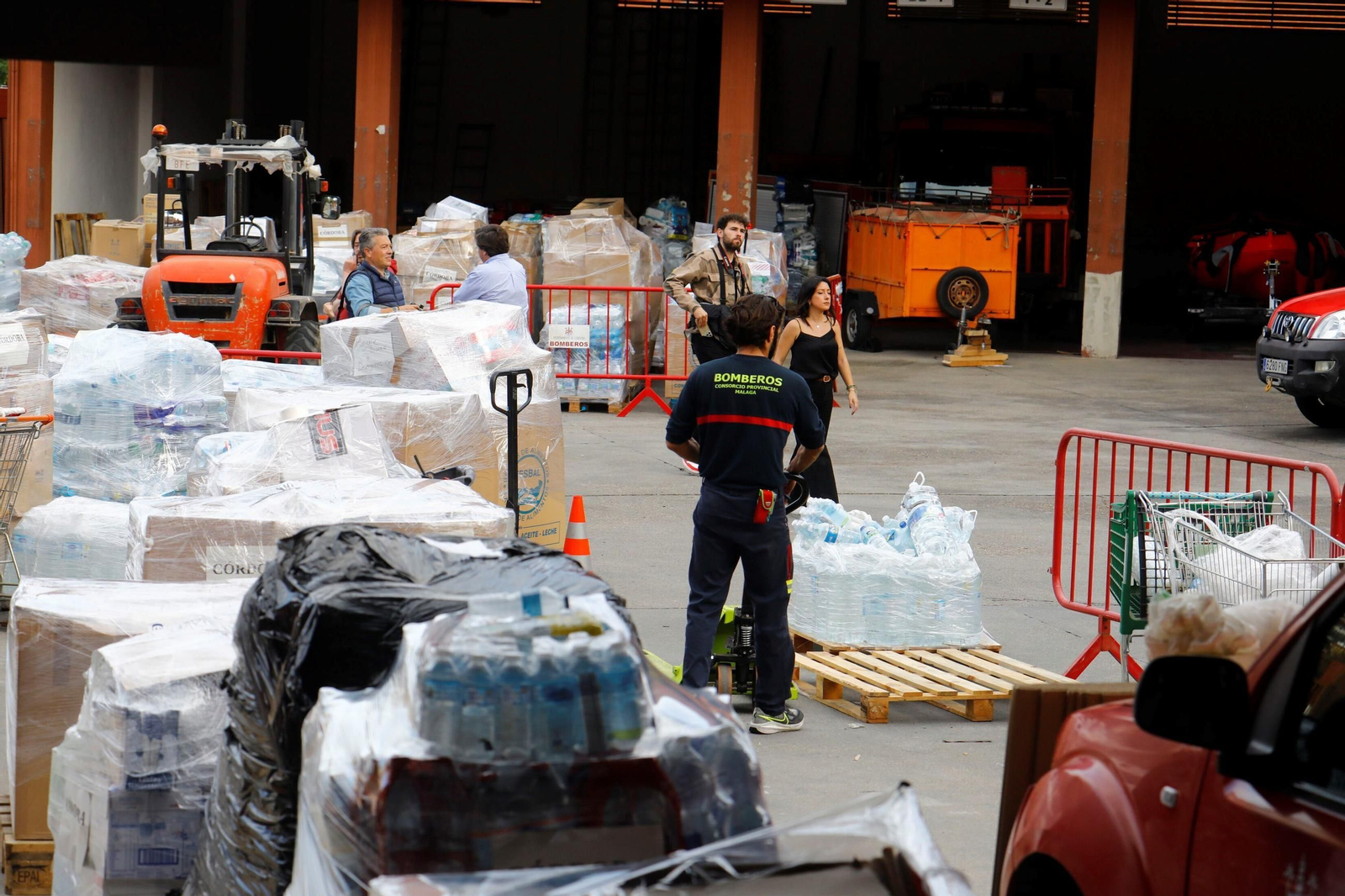 La salida de los bomberos de Córdoba hacia Valencia, en imágenes