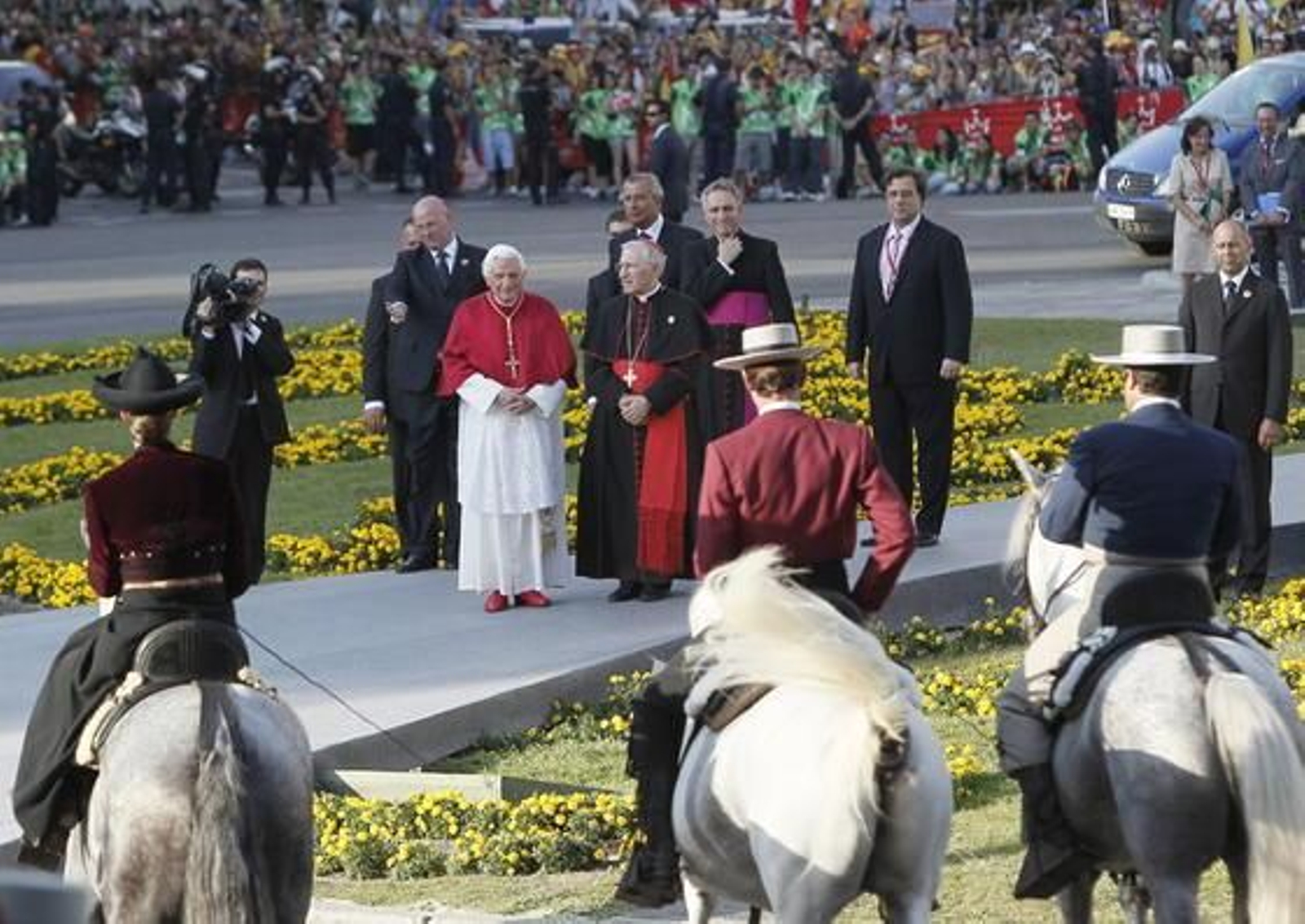 El papa en la Puerta de Alcalá.

Foto: EFE