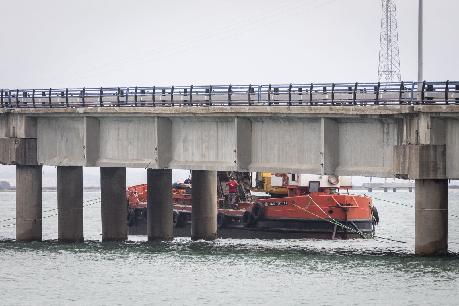 Tareas para rescatar el camión caído en el Carranza