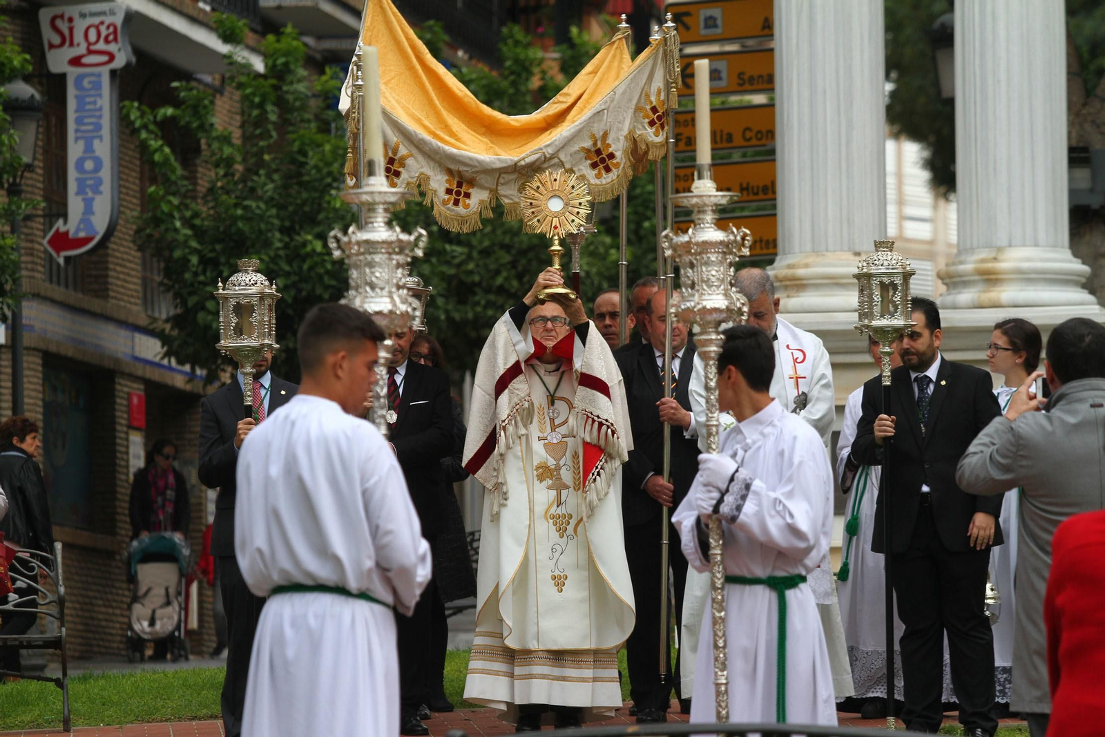 Procesión Solemne  de la Hermandad de La Vera Cruz, con el Santísimo Sacramento.