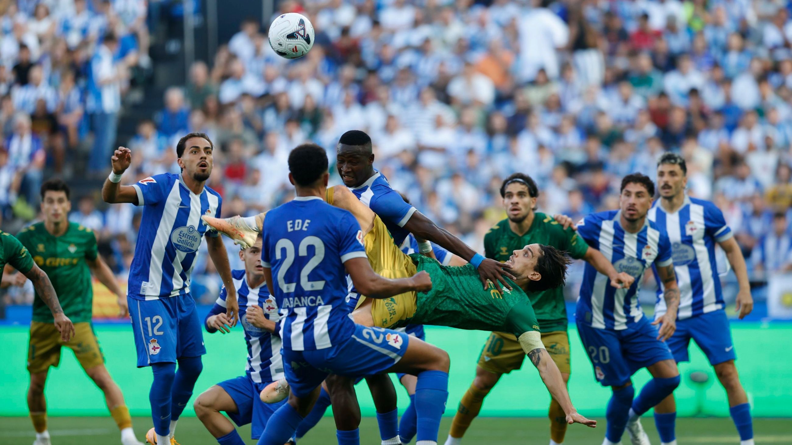La lesión de Bartra se queda en susto y el Betis respira