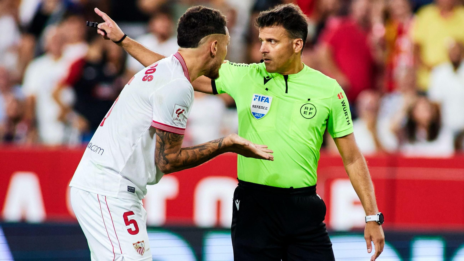Gil Manzano en un partido del Sevilla