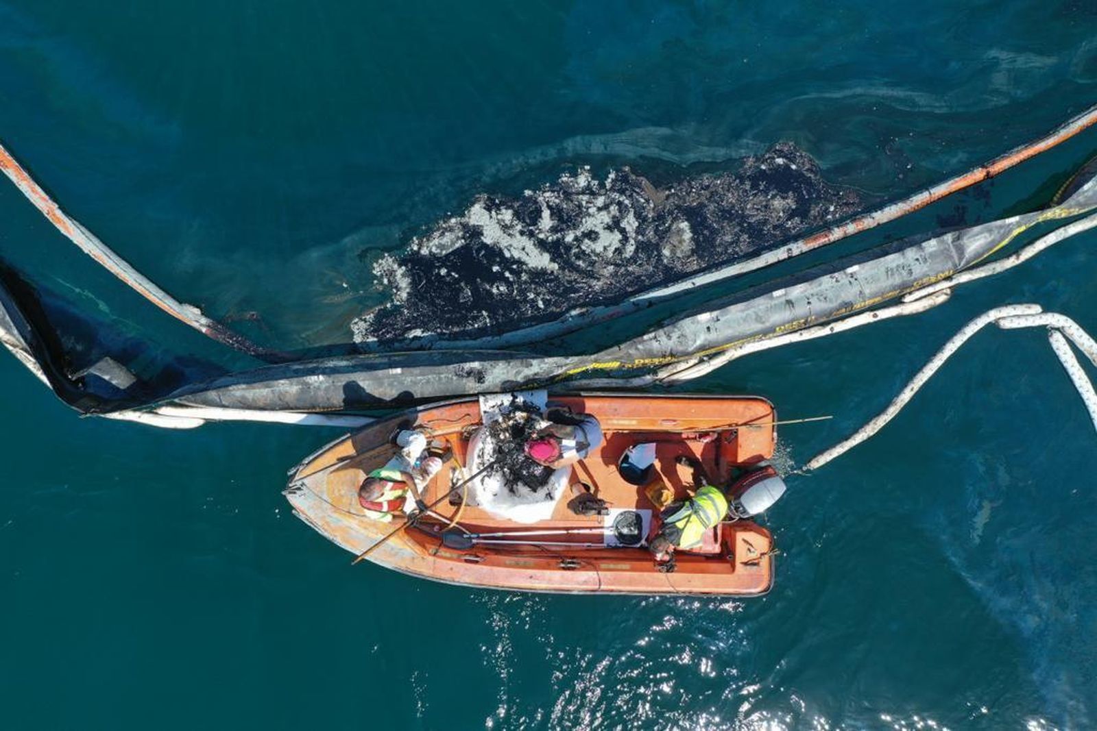 Tareas de contención del vertido del 'OS 35' en Gibraltar.