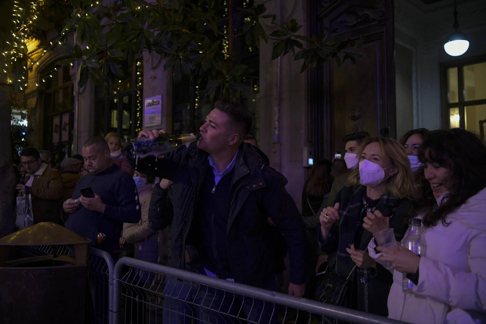 Así fue la Nochevieja 2021 en Granada, en imágenes: uvas en una Plaza del Carmen vallada y ambiente de fiesta en la calle