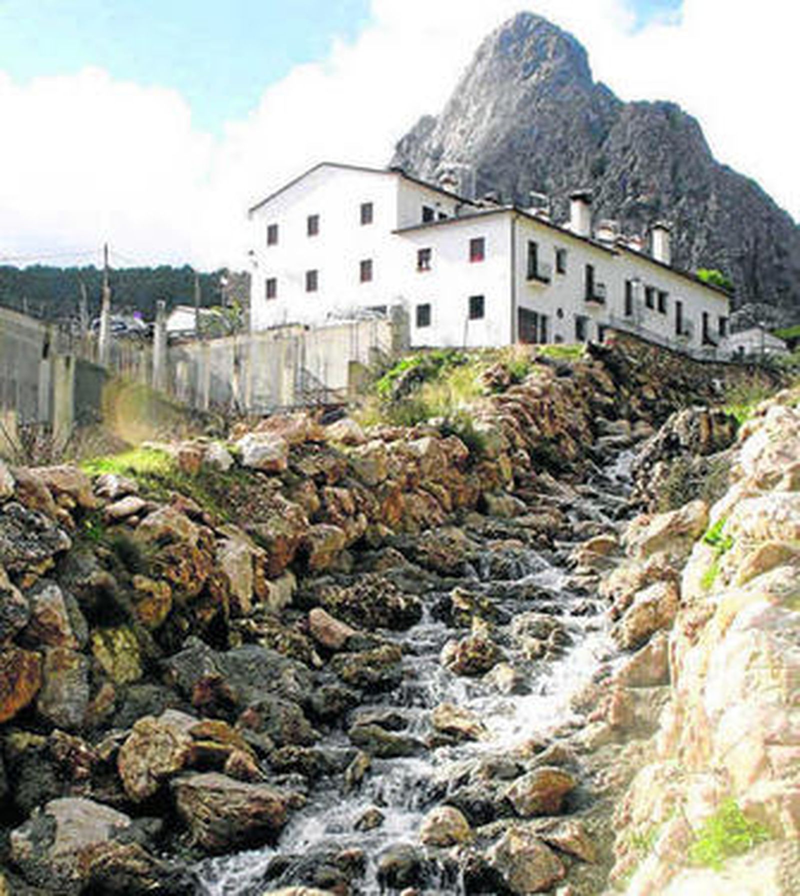 El río Guadalete a su paso por Grazalema, en el tramo en que fue desviado de su cauce primitivo.