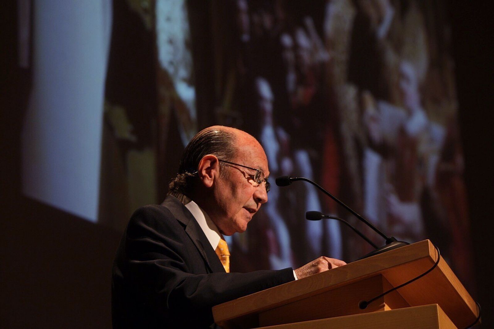 El presidente de la Academia, José Carlos Fernández, durante la conferencia que ofreció en el Centro de Congresos.