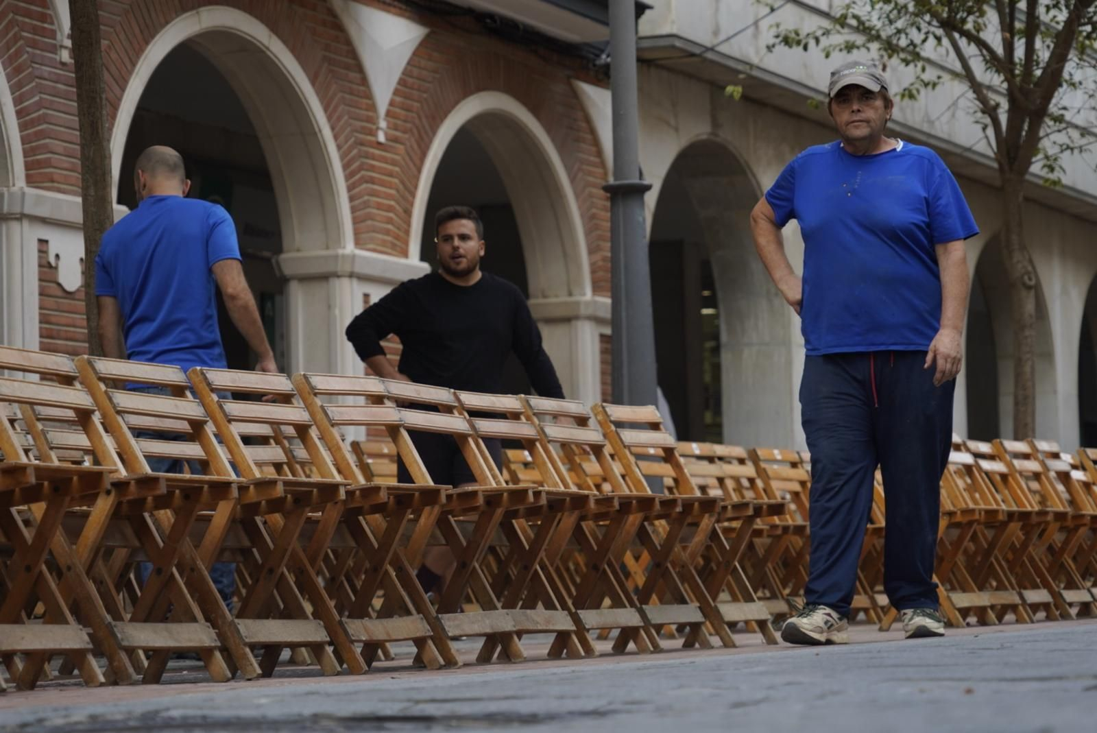 Así luce la Gran Vía de Huelva este jueves con miles de sillas colocadas para acoger la Procesión Magna Mariana 2025