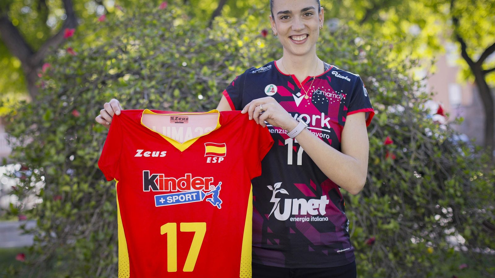 La almeriense sostiene una de sus camisetas de la selección española.