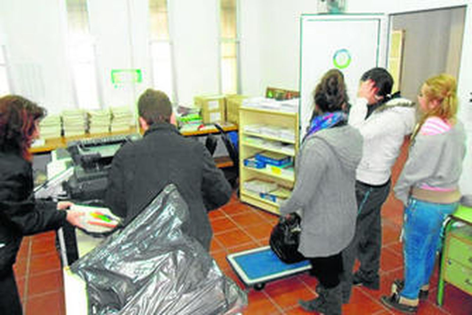 Alumnos del IES Castilla del Pino, en una campaña de recogida de libros el pasado año.