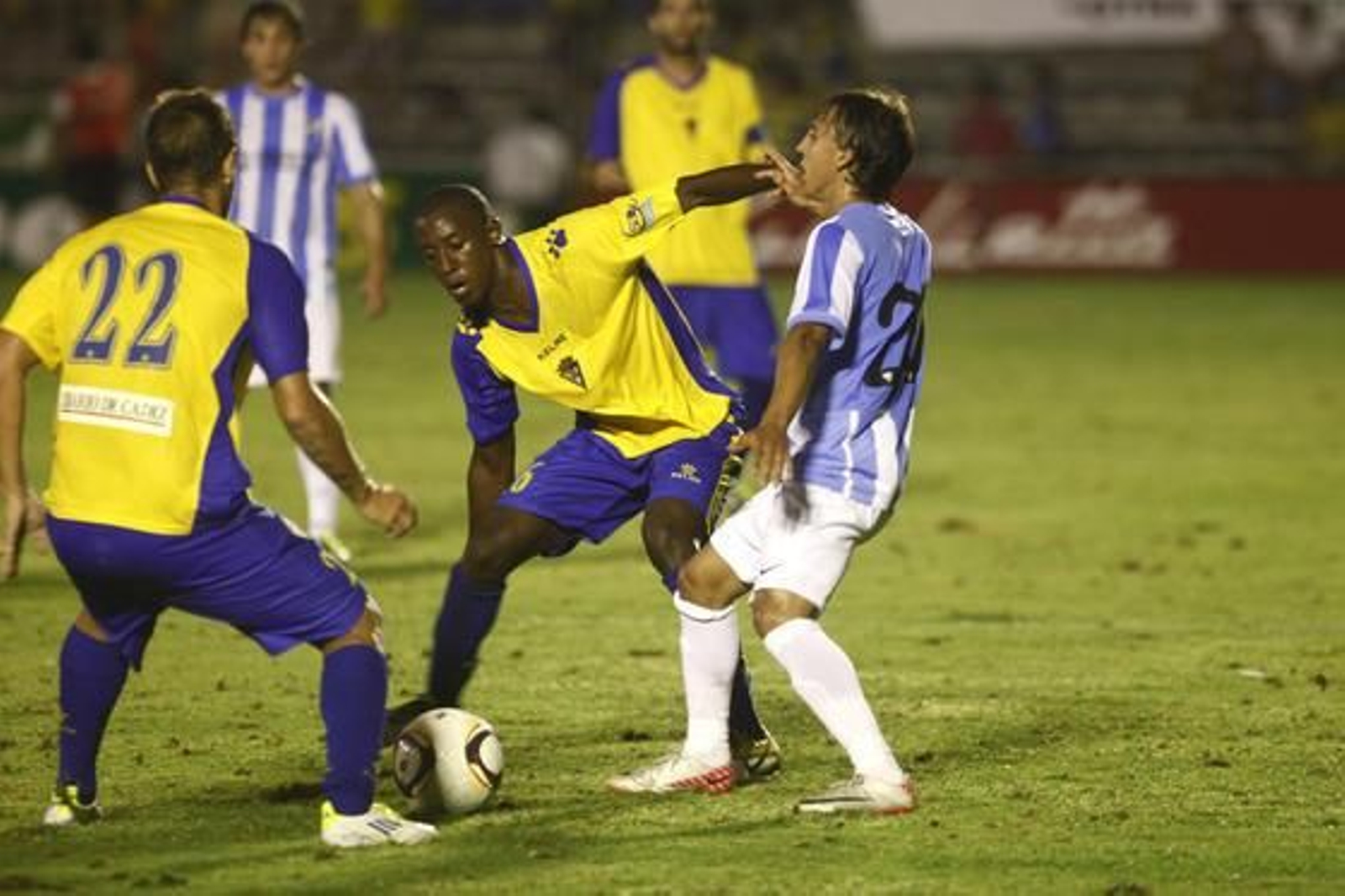El francés se lleva el balón ante Buonanotte mientras Toti llega en su ayuda.

Foto: Jesus Marin