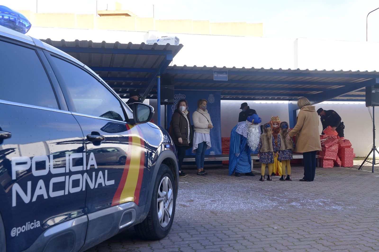 Fotos de la entrega de juguetes a familias por la CNP.