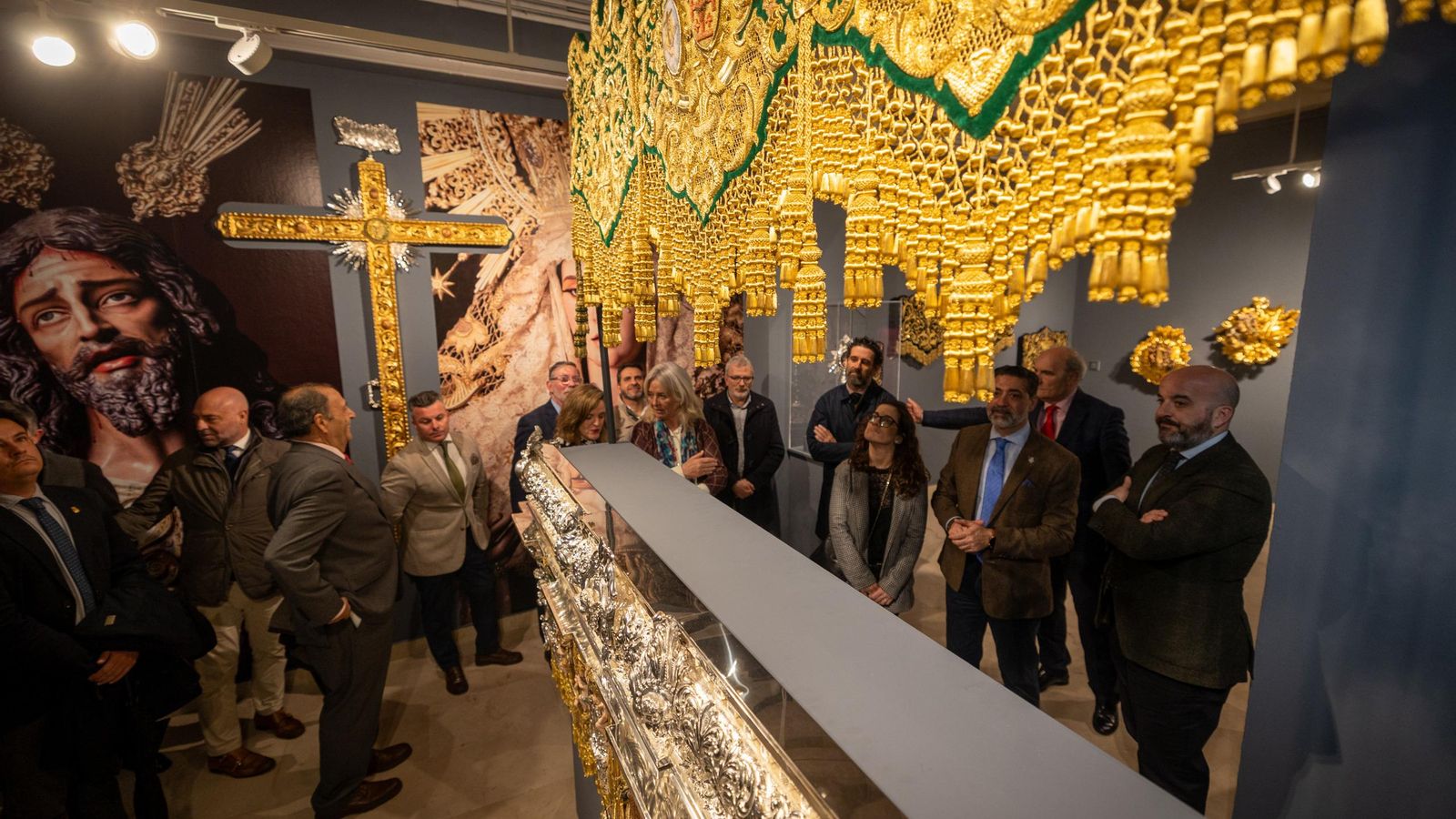 Autoridades y cofrades en la inauguración de la exposición de Estrenos, en la Fundación Cajasol.