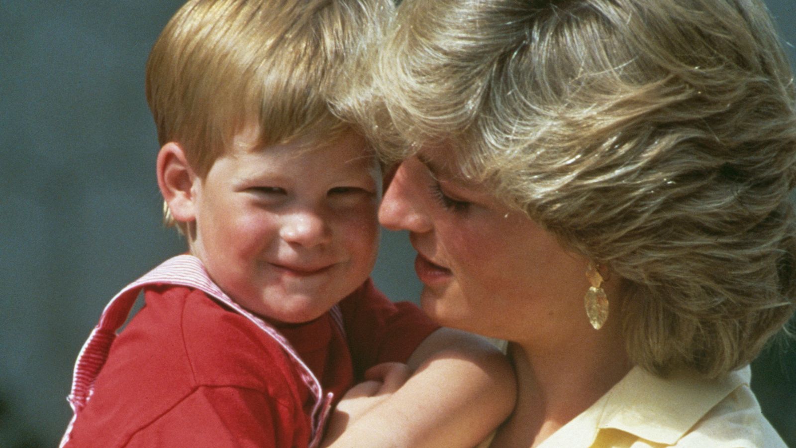 Lady Di, con el príncipe Enrique, cuando era un bebé.