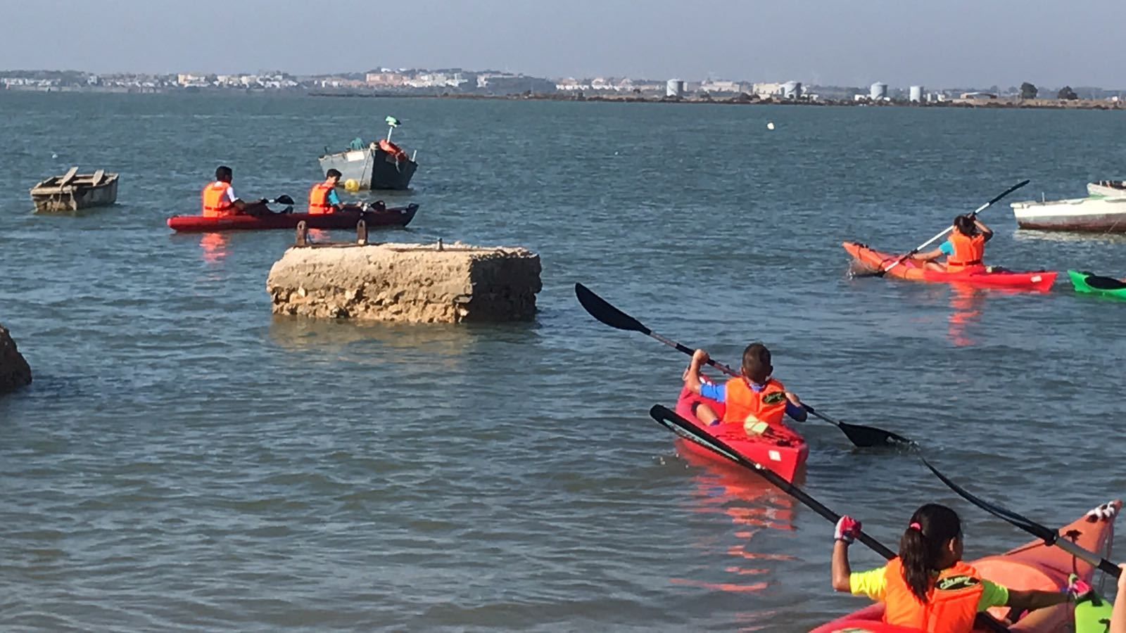 Un grupo de personas recogiendo plásticos en la zona de La Casería.