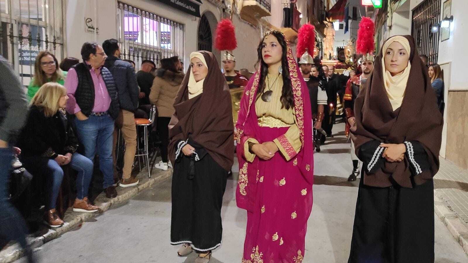 Miércoles Santo en Iznájar: La colorida procesión del Cristo Amarrado a la Columna, en imágenes