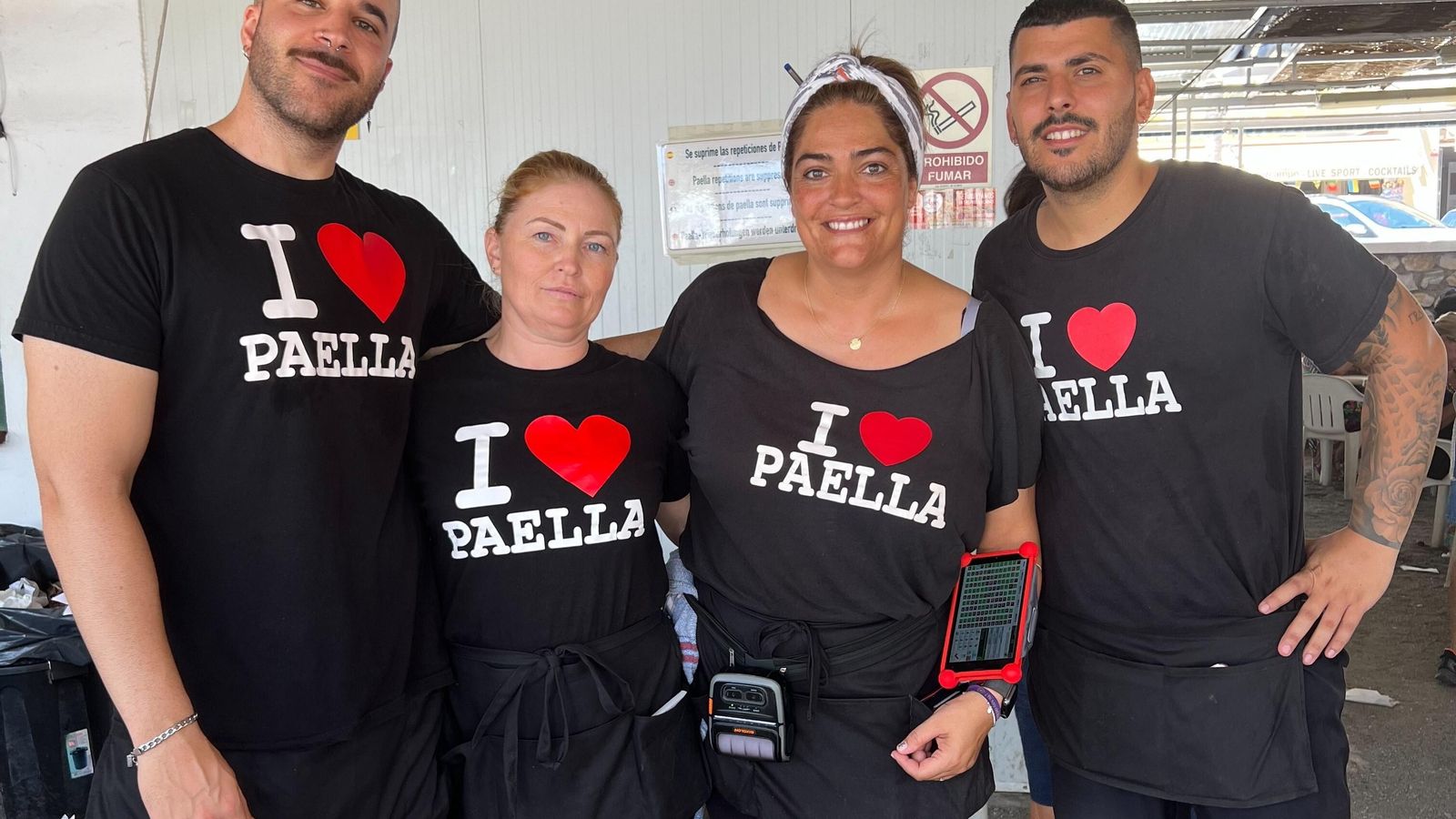 Algunos trabajadores posan con las inconfundibles camisetas del chiringuito. Algunos trabajadores posan con las inconfundibles camisetas del chiringuito.