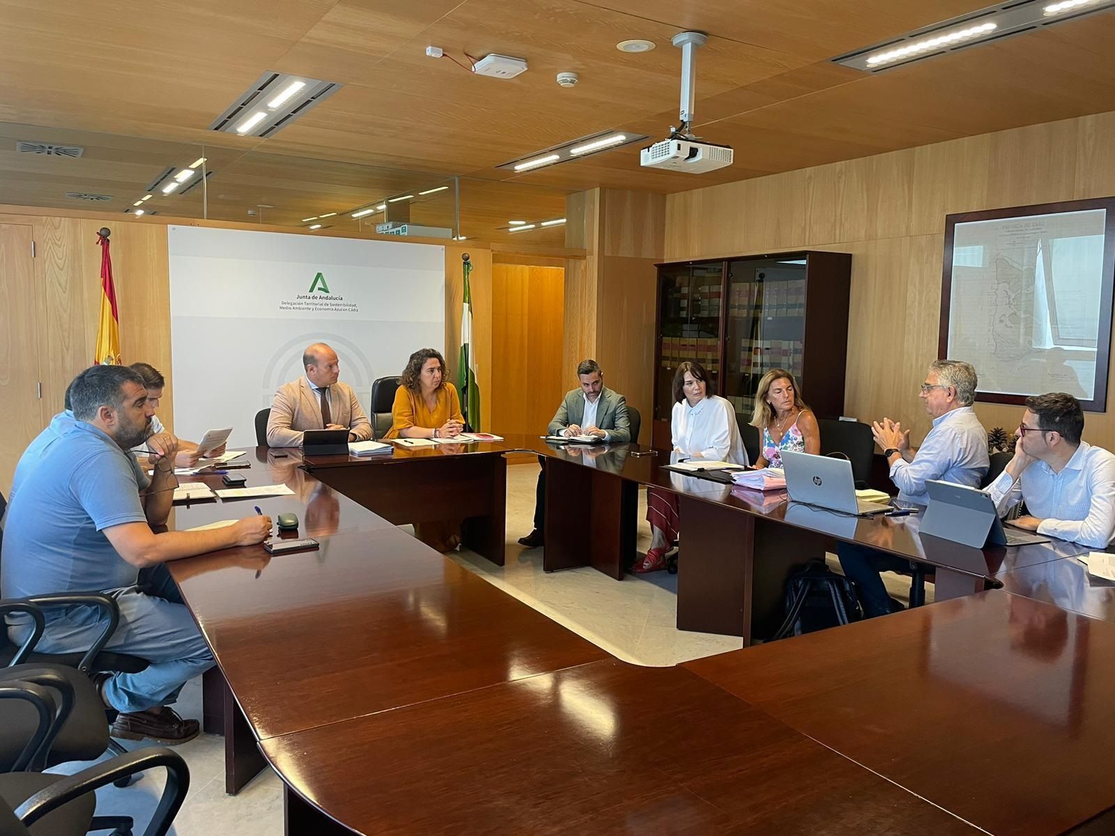 La reunión se ha celebrado en la sede de la Junta en la capital gaditana.