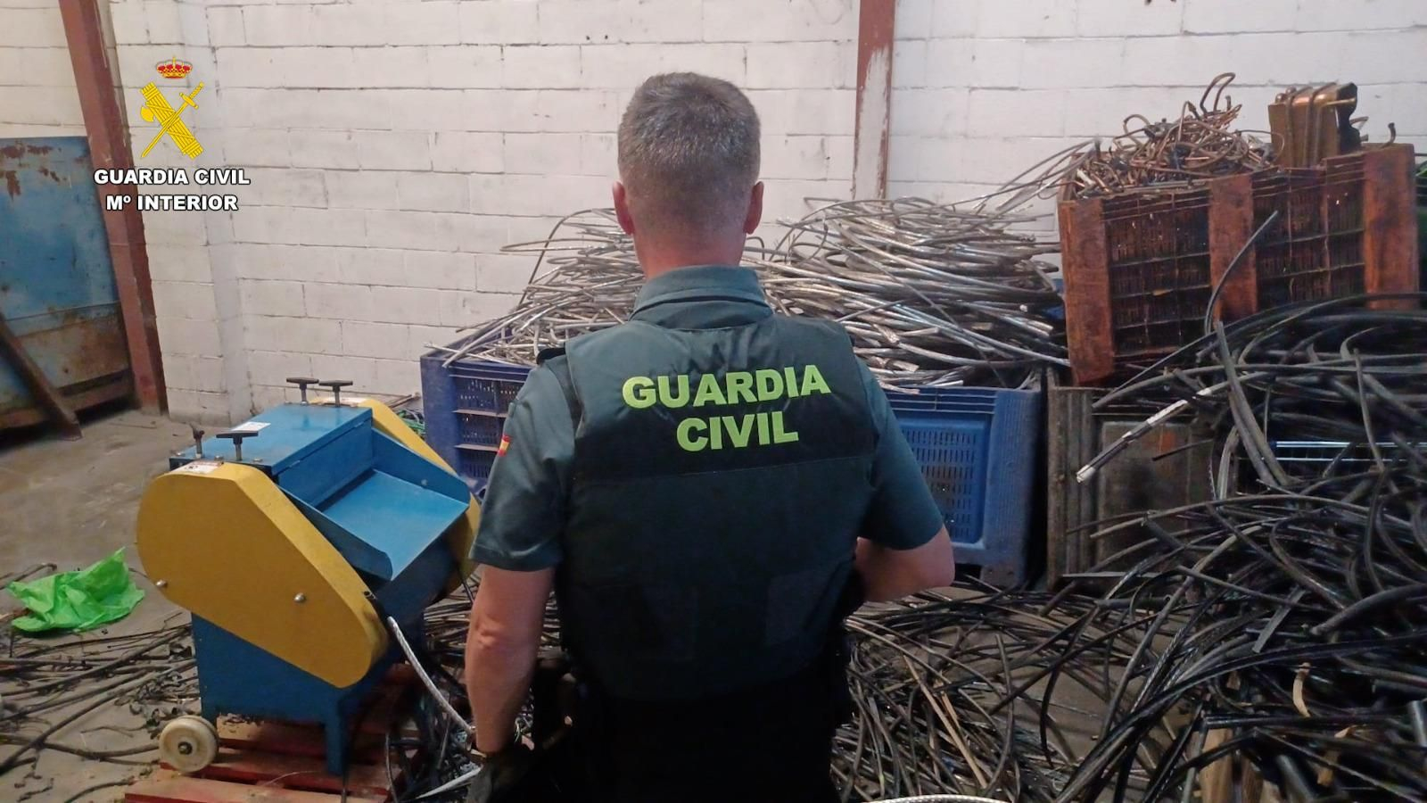 Un guardia civil con el cobre recuperado