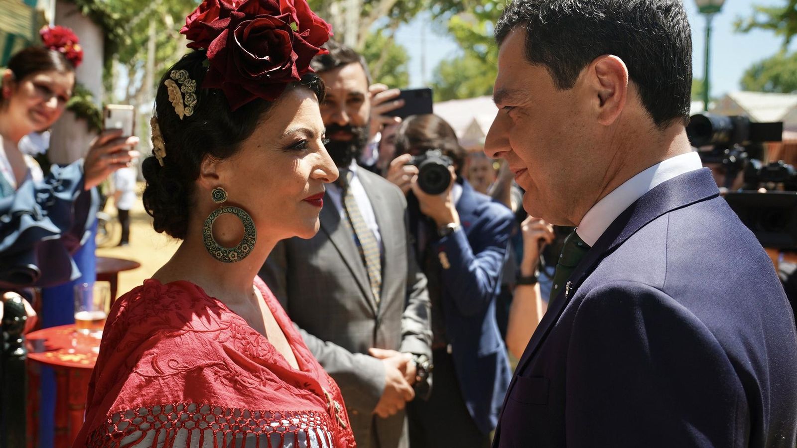 Juanma Moreno y Macarena Olona, en la Feria de Sevilla