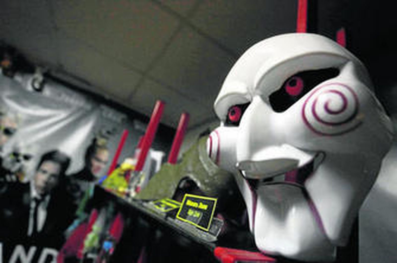 1. Detalle en la habitación de Link Escape. 2. Cartel del estudio de cine. 3. Jugadores buscan pistas.