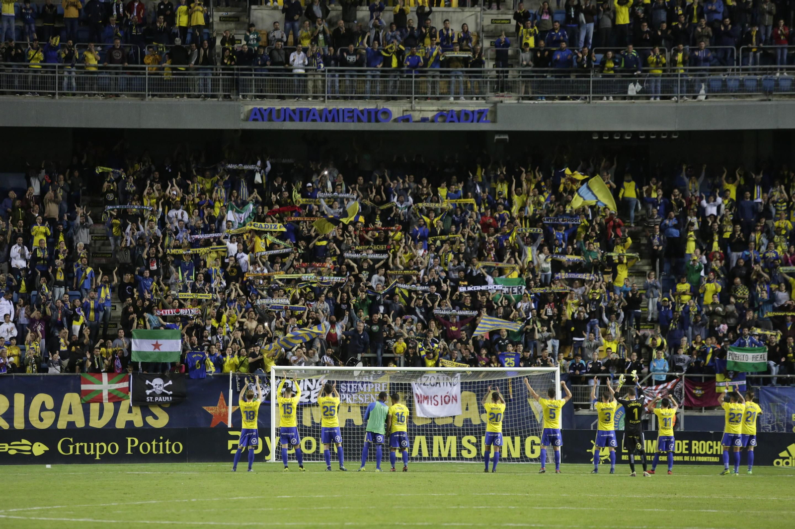 Aficionados del Cádiz animan al equipo durante un partido de Liga. Aficionados del Cádiz animan al equipo durante un partido de Liga.