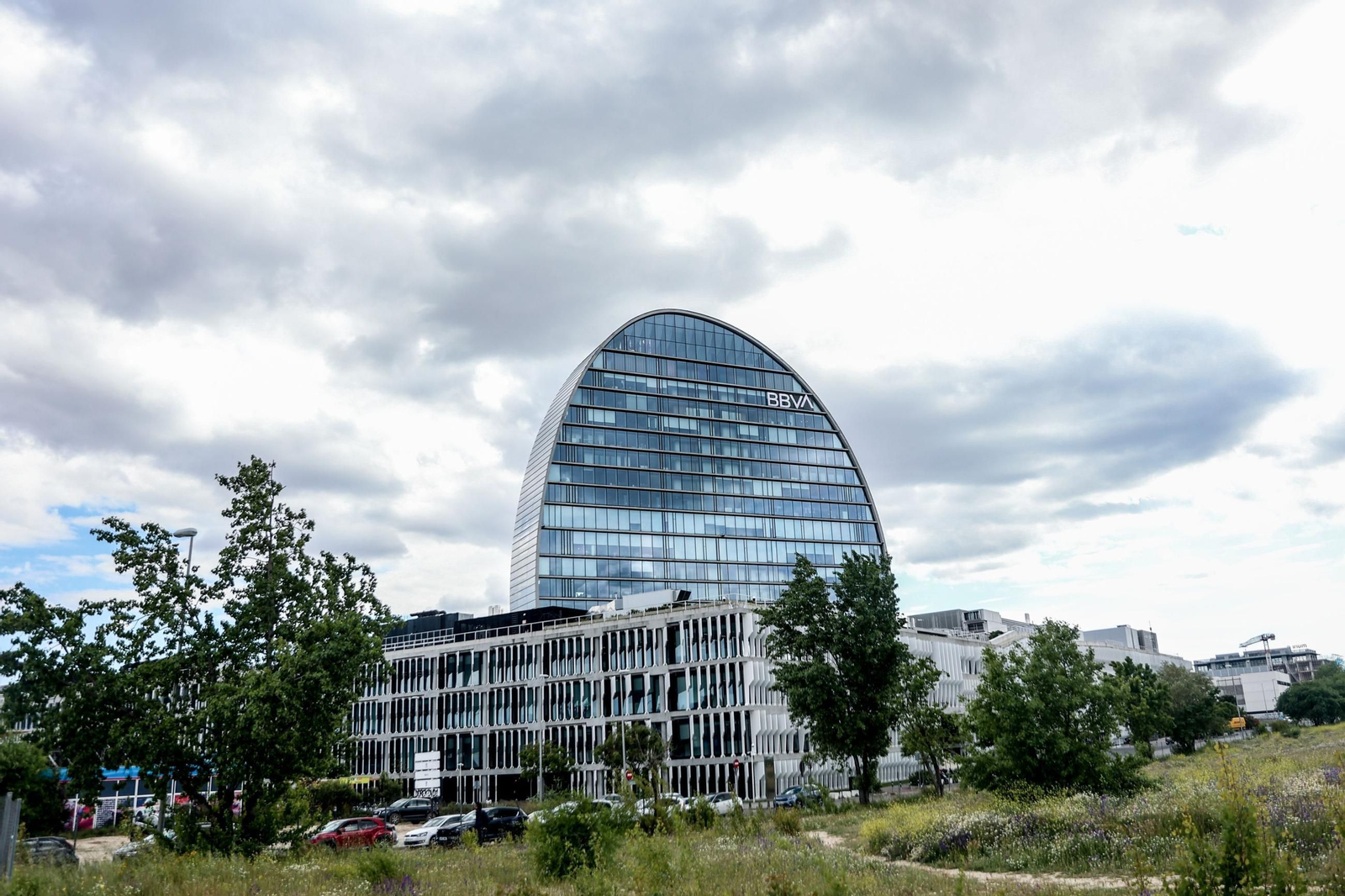 Fachada del edificio ‘La Vela’, en la ciudad del BBVA, en Madrid.