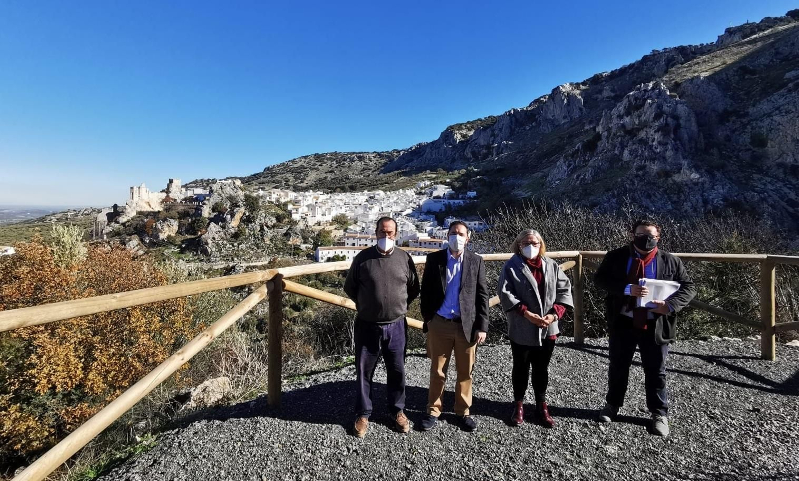 Dirigentes institucionales en el mirador ubicado en la Colada del Pozuelo.