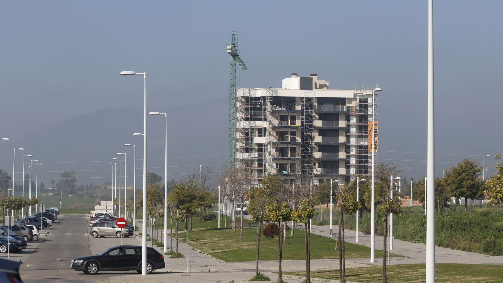 Barrio nuevo junto al Hipercor con edificios en obras.