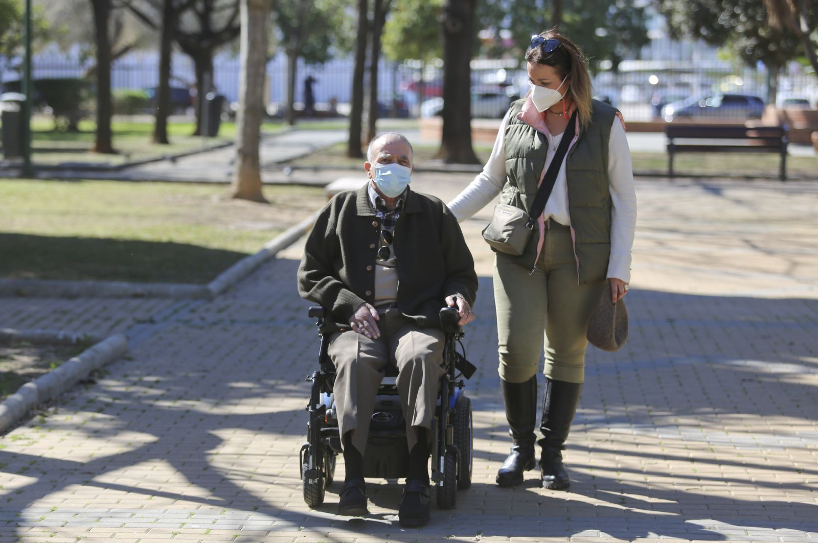 Antonio Leal pasea con su hija.