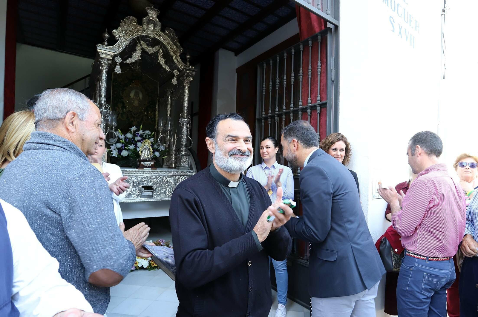 Imágenes de los presos de la cárcel de Huelva en su camino hacia El Rocío